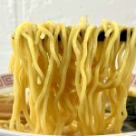 中弘クラフト 味噌カレー牛乳らーめん／麺は中細ノンフライ麺でスープとはよく絡みます。麺を一口啜るとまずラーメンらしくないテイストがお口に飛び込んできます