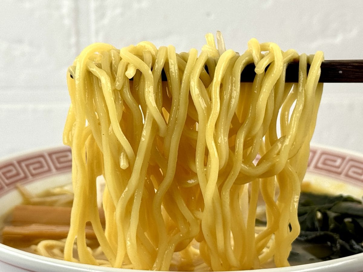 中弘クラフト
味噌カレー牛乳らーめん／麺は中細ノンフライ麺でスープとはよく絡みます。麺を一口啜るとまずラーメンらしくないテイストがお口に飛び込んできます