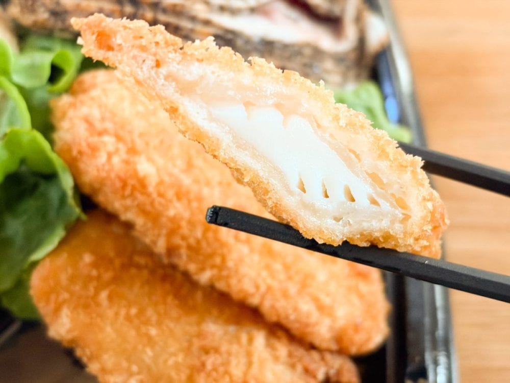 イカフライって噛むと衣が剥がれちゃうことってよくあること。でも身に隠し包丁を入れているので衣が剥がれにくく、噛み切れやすいんです