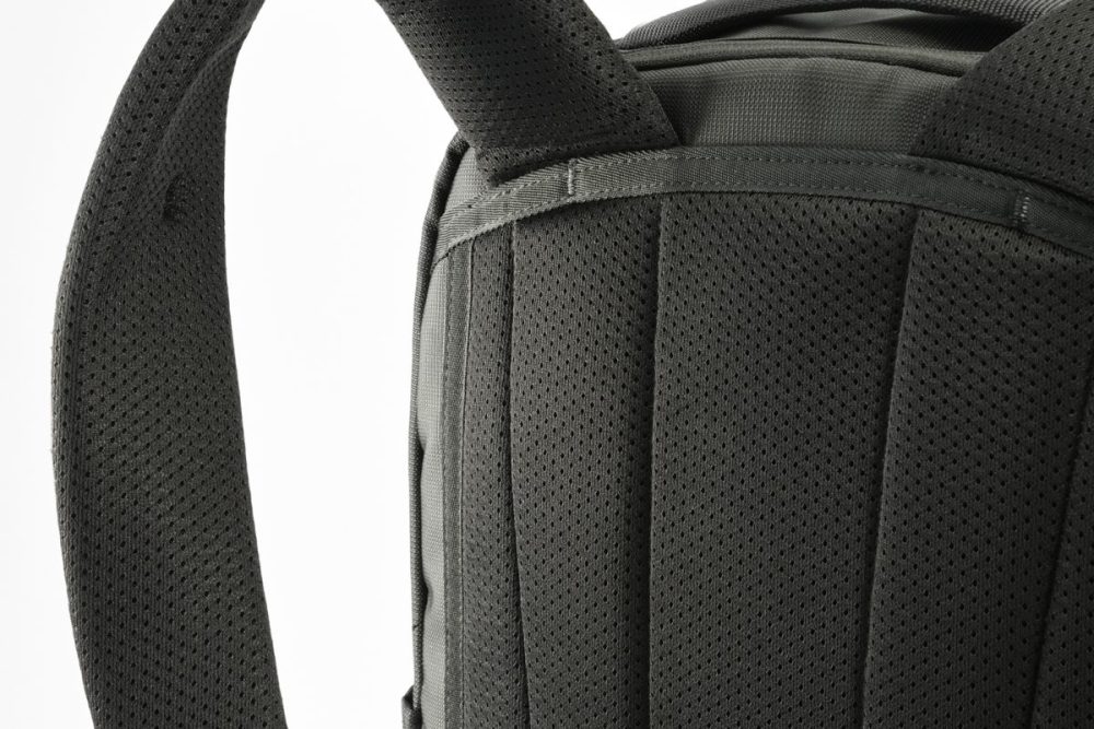 背面とユニバーサルハーネス裏面にエアメッシュを採用