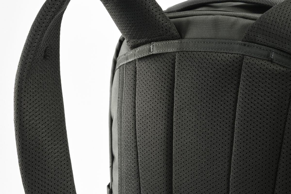 背面とユニバーサルハーネス裏面にエアメッシュを採用