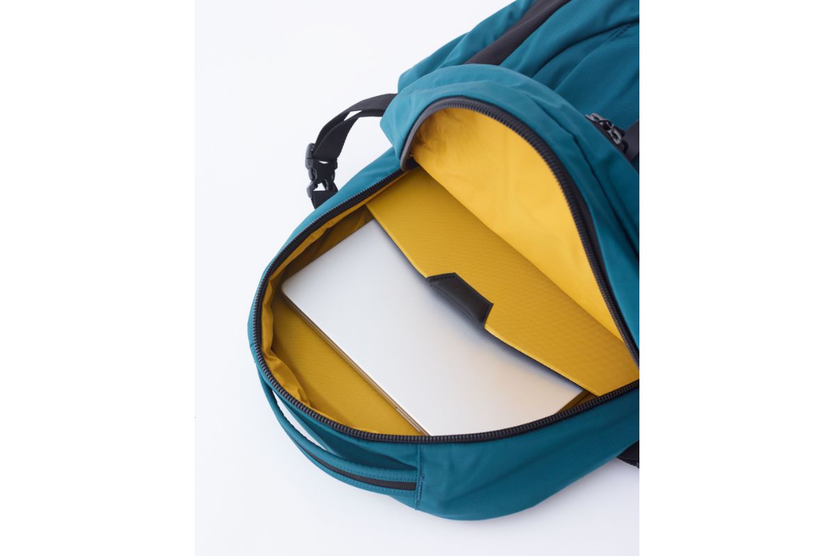 メインコンパートメントには15インチ対応のPCスリーブを搭載