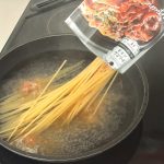 沸騰したら袋の中のパスタや粉末スープをフライパンに投入するだけ。 パスタを下茹でする必要がないのでとってもお手軽です