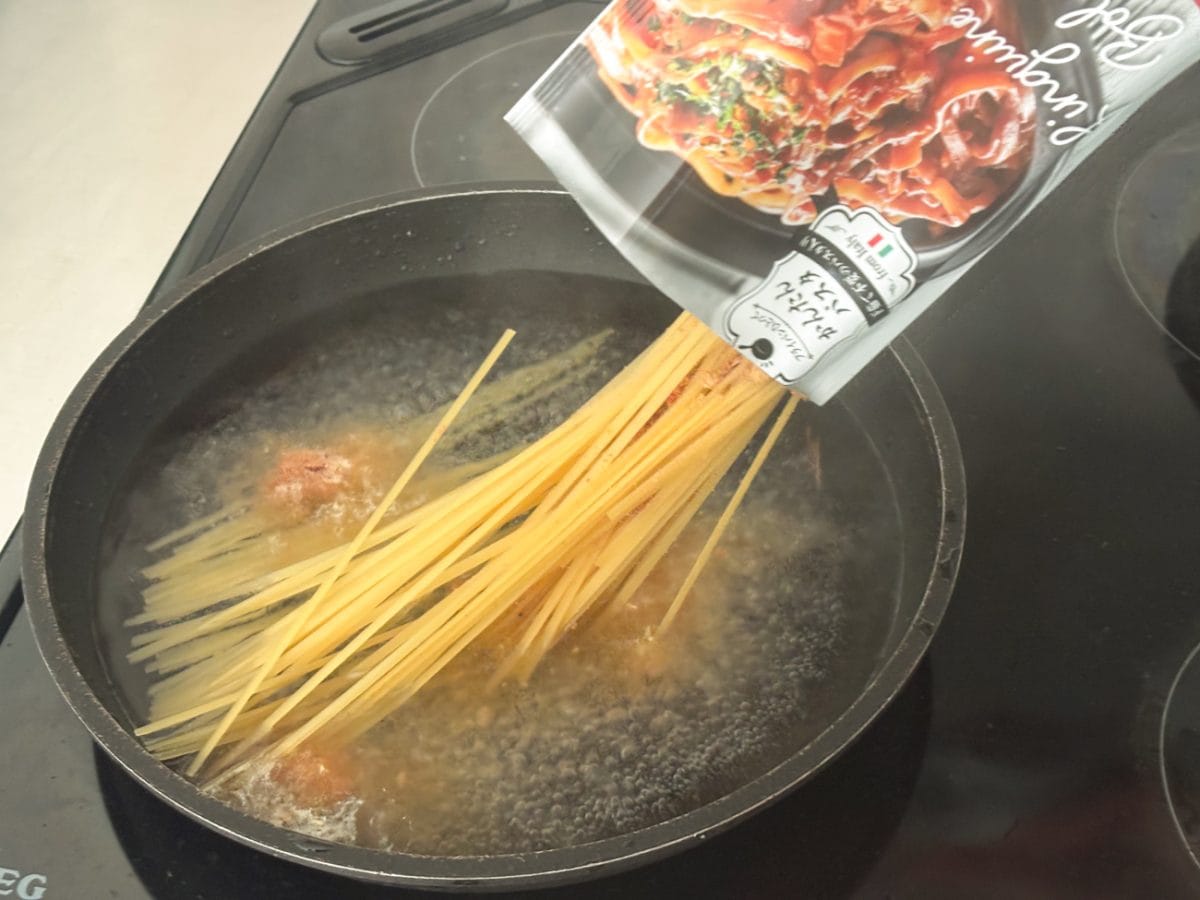 沸騰したら袋の中のパスタや粉末スープをフライパンに投入するだけ。 パスタを下茹でする必要がないのでとってもお手軽です