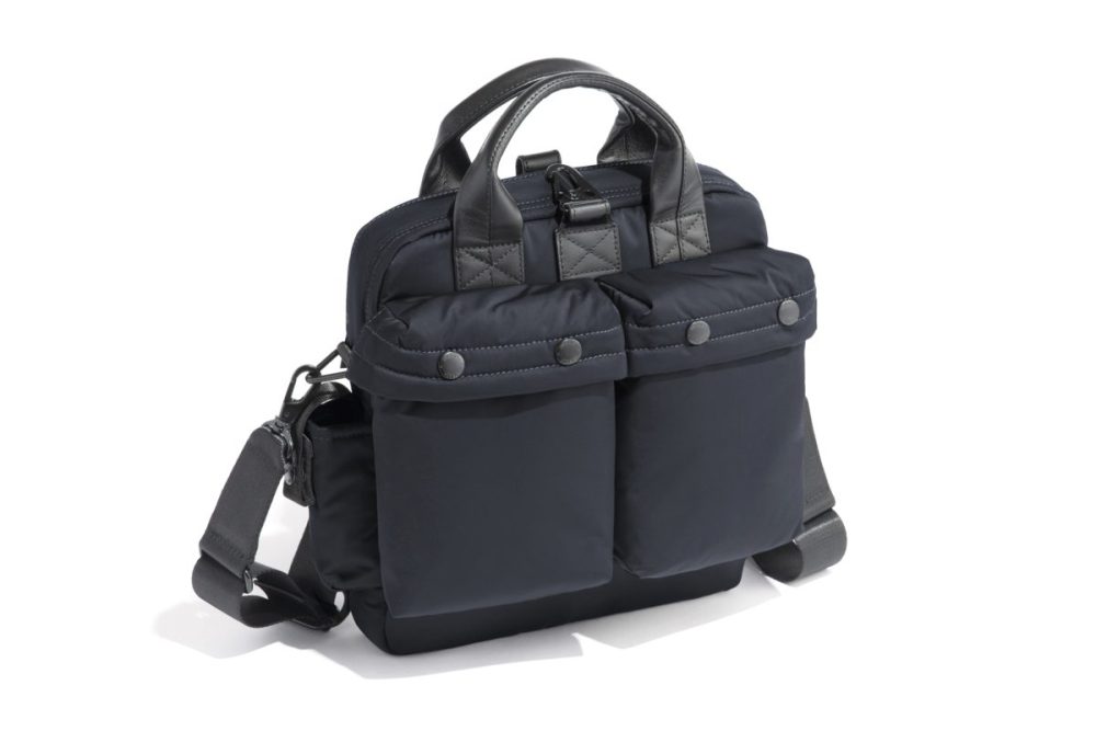 アントラック「CITY PLUS / THE HELMET ミニショルダーバッグ（60342）」￥28,600／W25×H26×D4㎝