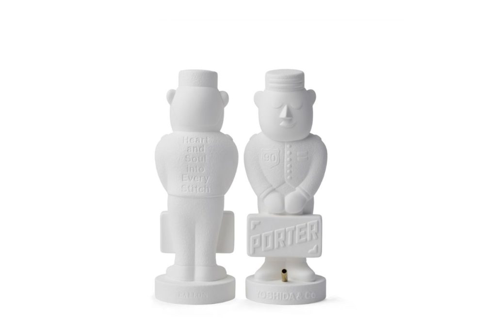 ポーターくんの胸に90周年のエンブレム、背中には吉田カバンのモットーである「一針入魂」を意味する「Heart and Soul into Every Stitch」の文字を表現