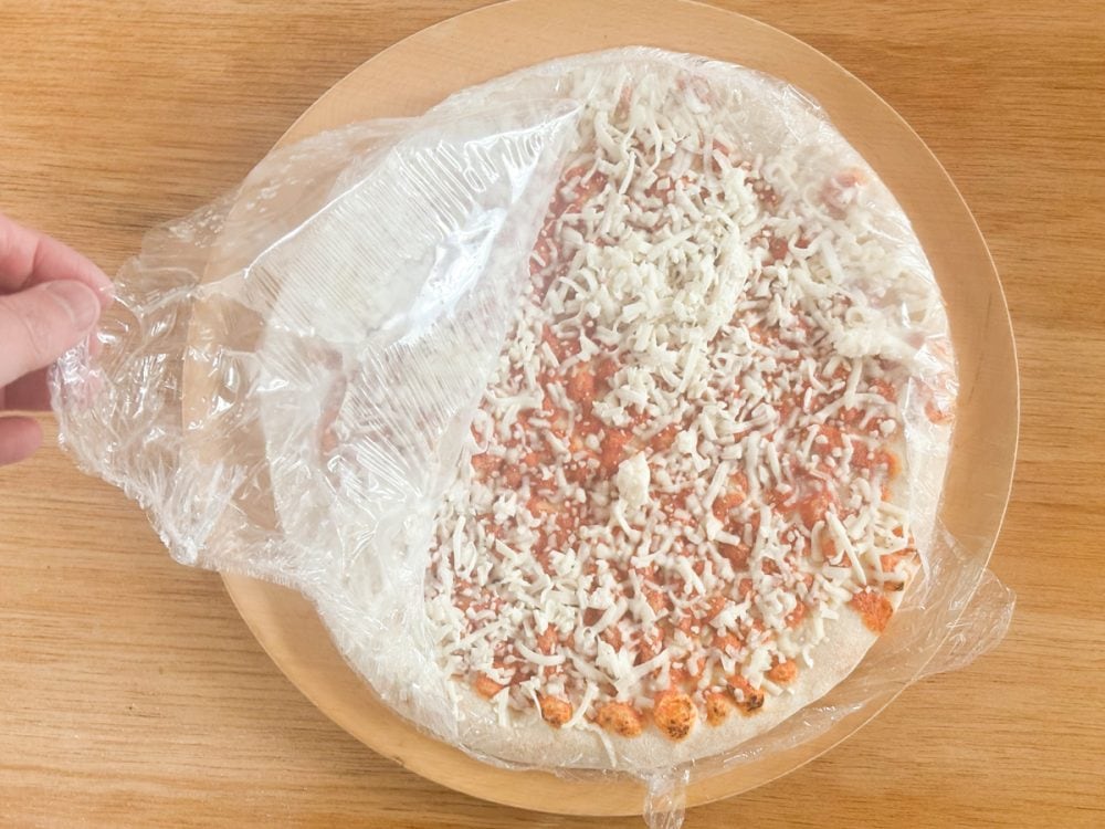 下準備として、冷凍ピザを常温で10分ほど解凍してから焼きはじめます