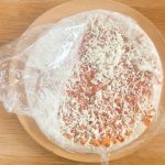 下準備として、冷凍ピザを常温で10分ほど解凍してから焼きはじめます