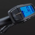 様々な情報を表示し、バックライト機能も備える多機能メーター