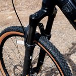 高い剛性によってダート等の悪路でも安定した走りを可能にしてくれるサスペンション