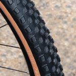 優れたグリップ力を発揮し、見た目にもタフな印象を与えるタンウォールブロックタイヤ