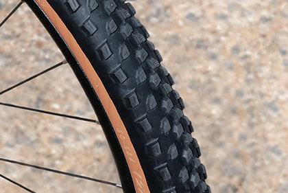 優れたグリップ力を発揮し、見た目にもタフな印象を与えるタンウォールブロックタイヤ