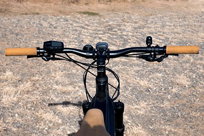 握りやすさと操作性を高めるハンドル