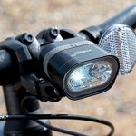 コンパクトながらも十分な光量で早朝や夜間走行も安心なLEDヘッドランプ