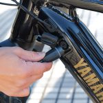 バッテリーを自転車に取り付けた状態での充電も可能