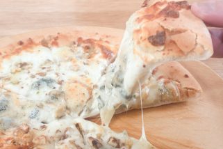 【業務スーパー】価格バグすぎて震える。イタリア直輸入「386円の冷凍ピザ」の実力が凄まじかった……3種食べ比べ