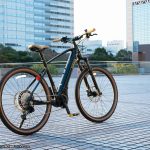 ボディは艶のあるブラックとブラスカラー（真鍮）グラフィックを組み合わせることで、落ち着いた印象と共に特別感も演出