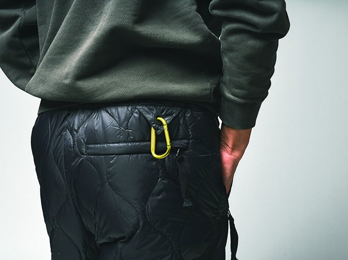 背面のカラビナがコラボらしい特別感