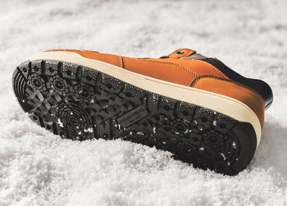 雨や雪の日でも安心して履ける防滑性