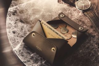 【6000円台で買える日本の傑作】本革でこの価格は衝撃！「国産名門タンナーのヌメ革を使用」レヴェルのミニ財布が凄すぎる