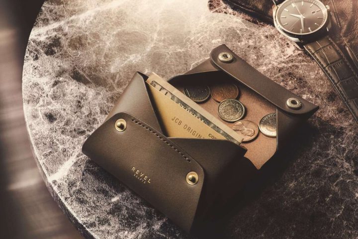 【6000円台で買える日本の傑作】本革でこの価格は衝撃!「国産名門タンナーのヌメ革を使用」レヴェルのミニ財布が凄すぎる