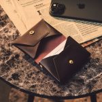 メイン収納部には30枚程度の名刺を収納できる