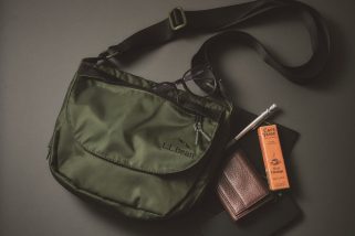 【1万円以下】L.L.Beanのマチ拡張バッグが凄すぎ！「意外と入る」手ぶら派必携の高機能ミニバッグ3選を徹底解説