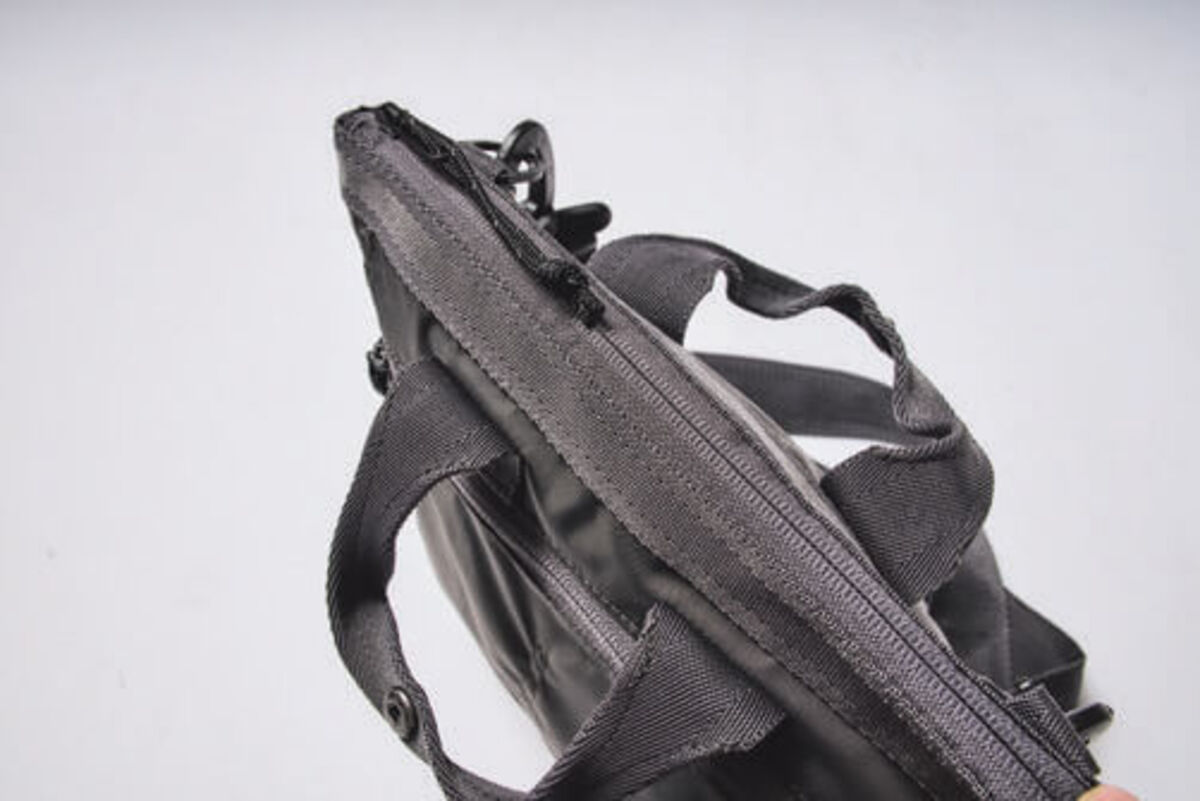 安心・安全の天ファスナー付き