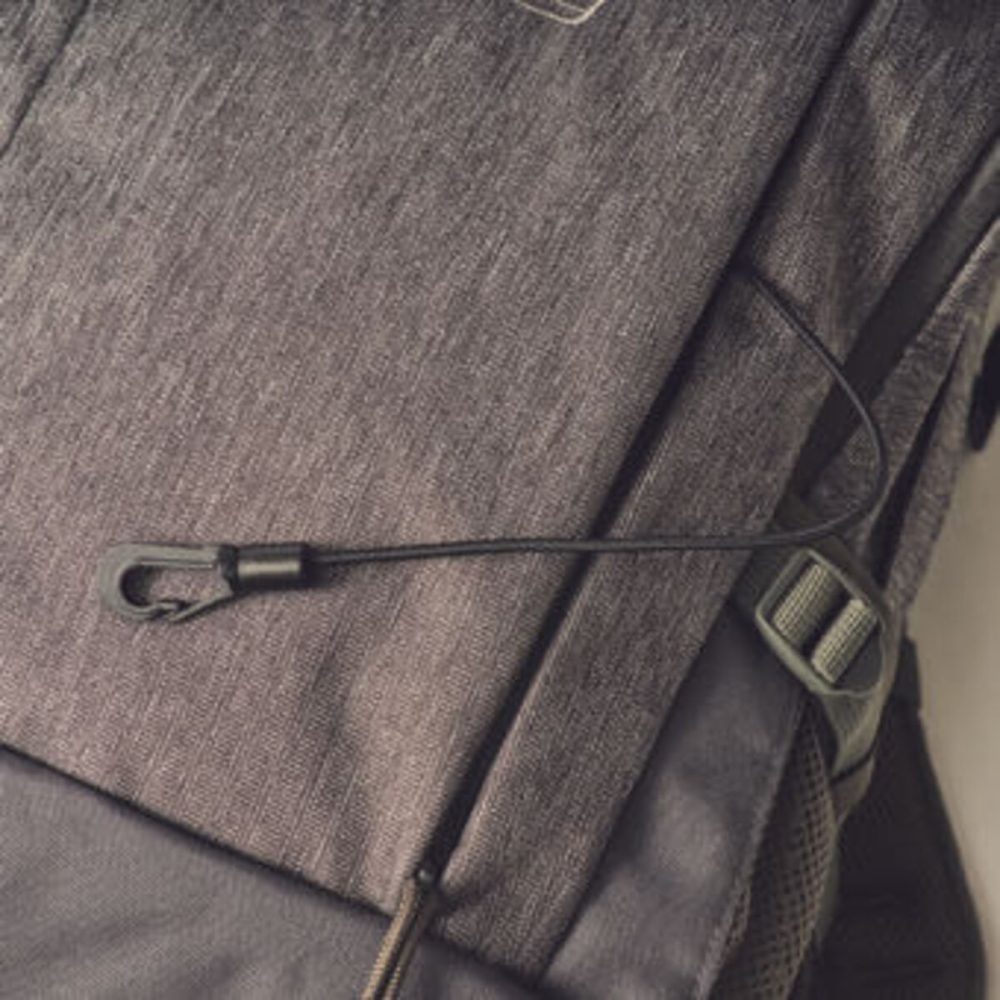 ポケットの中に伸縮コード付き