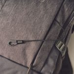 ポケットの中に伸縮コード付き