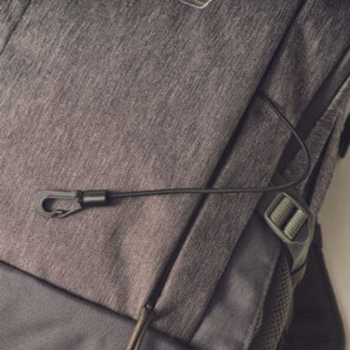 ポケットの中に伸縮コード付き