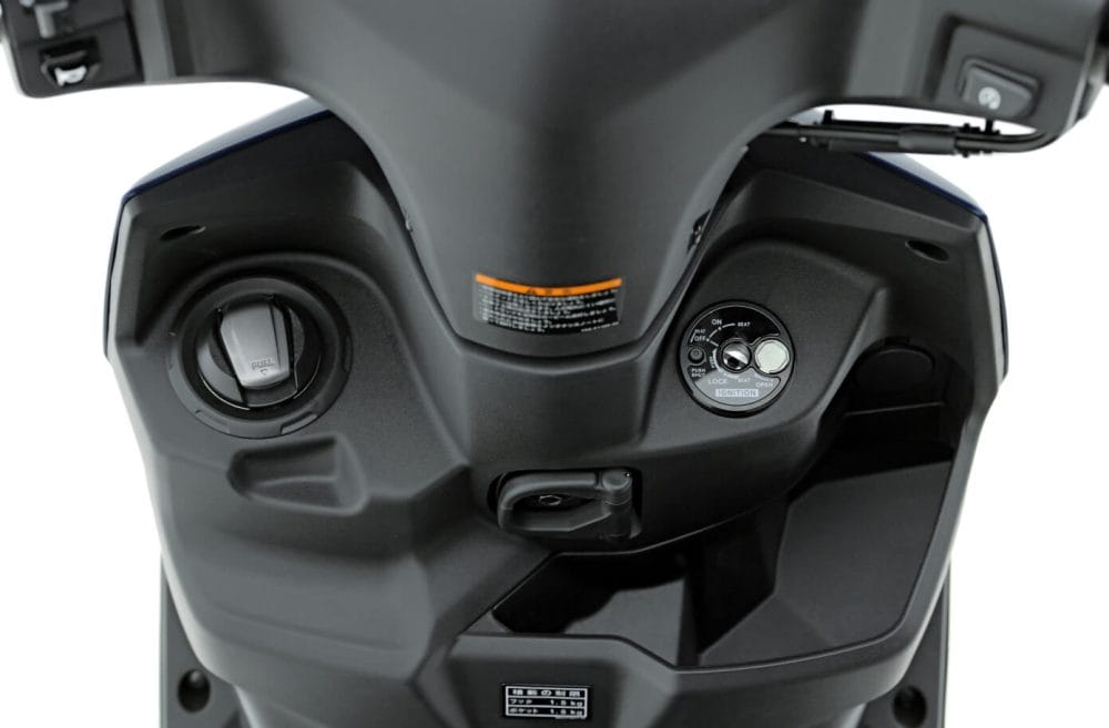 フロントには、600mlサイズのペットボトルが収まる便利なトランクスペースや買い物バッグを掛けることが可能な折りたたみフック(最大荷重1.5kg)も装備