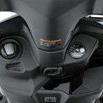 フロントには、600mlサイズのペットボトルが収まる便利なトランクスペースや買い物バッグを掛けることが可能な折りたたみフック（最大荷重1.5kg）も装備