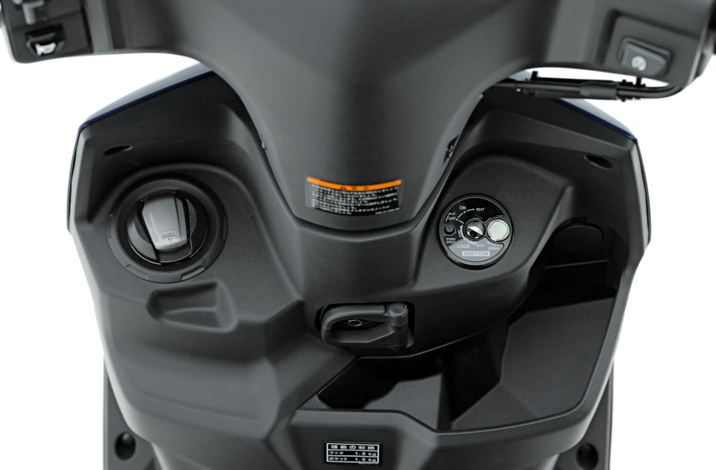 フロントには、600mlサイズのペットボトルが収まる便利なトランクスペースや買い物バッグを掛けることが可能な折りたたみフック（最大荷重1.5kg）も装備