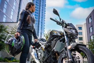 【Z900RSとは別の正解】見た目と走りのギャップが最高すぎる…“凄み”デザインの新型スーパーネイキッド「カワサキ Z500」登場