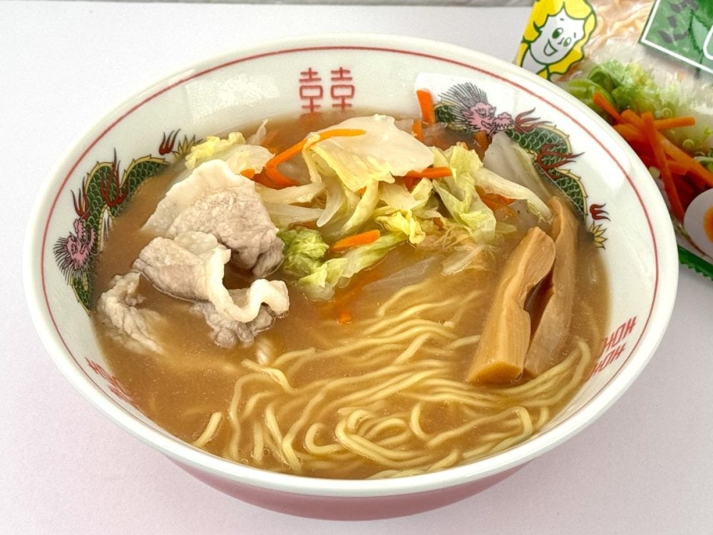 藤原製麺 まつや とり野菜みそラーメン／こちらが調理例になります。地元では鍋に入れるのがスタンダードですので、具材のおすすめは鍋用のカット野菜と豚の小間切れ、そしてメンマです