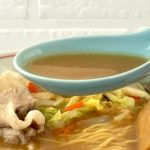 藤原製麺 まつや とり野菜みそラーメン／「野菜が無限に食べられる」「冷蔵庫の余り野菜を適当にぶっ込んでも、このスープのおかげでご馳走になる」……そんな巷の評判通りの味噌テイストです