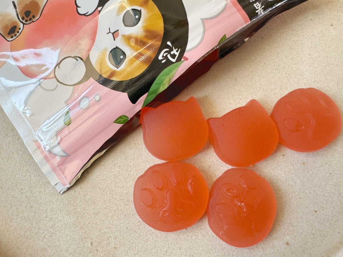 猫型や肉球の可愛らしい限定仕様に