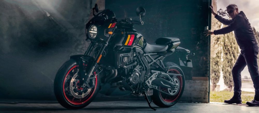 見た目の雰囲気を大きく変えてくれる丸型のヘッドライトをスクエアタイプに見せ、より精悍な印象を与えるとともに防風効果も備えたヘッドライトカウルが特徴的