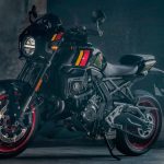 見た目の雰囲気を大きく変えてくれる丸型のヘッドライトをスクエアタイプに見せ、より精悍な印象を与えるとともに防風効果も備えたヘッドライトカウルが特徴的