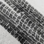 路面上の水分を取り除き、細かい溝で路面にしっかり食いつくのがスタッドレス。夏タイヤには無理な性能だ。