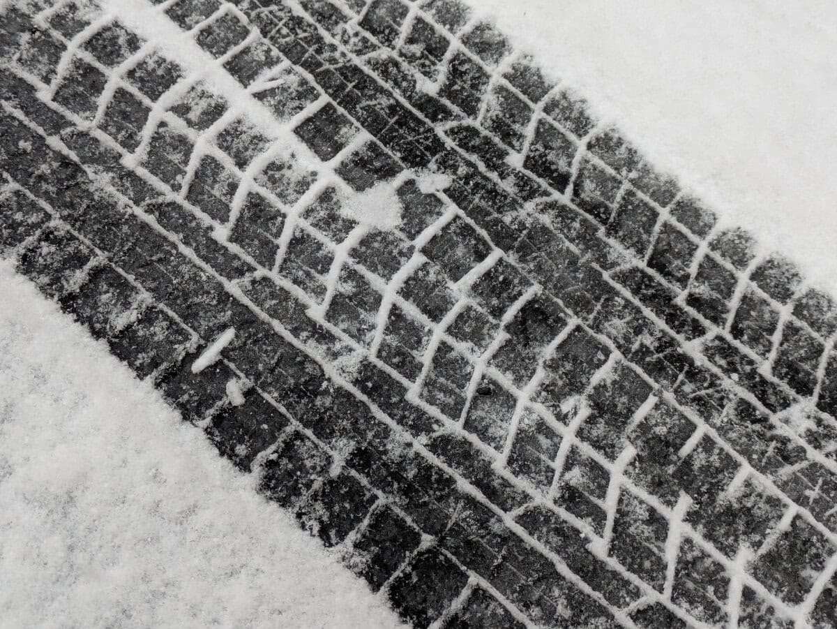 路面上の水分を取り除き、細かい溝で路面にしっかり食いつくのがスタッドレス。夏タイヤには無理な性能だ。