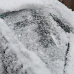 ガリガリでちょっとやそっとでは落ちない。熱湯は不可で、エンジンをかけてヒーターをデフォッガー(窓に当てる)も割れる可能性があるので厳禁。ヌルいお湯でゆっくり解かす。