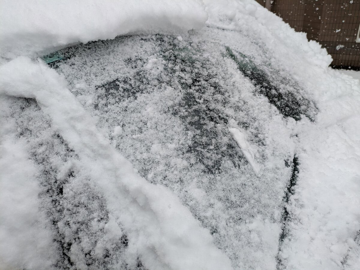 雪道の“やってはいけない”】夏タイヤは論外！凍ったガラスに熱湯もNG