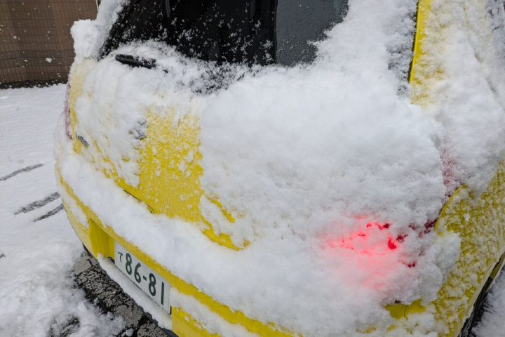【雪道の“やってはいけない”】夏タイヤは論外!凍ったガラスに熱湯もNG…プロが教える「非雪国ドライバーのための生存戦略」11選