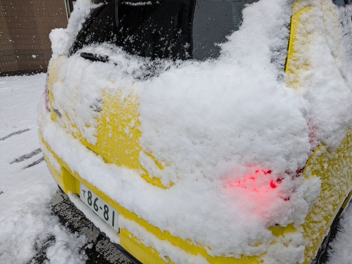 雪道の“やってはいけない”】夏タイヤは論外！凍ったガラスに熱湯もNG