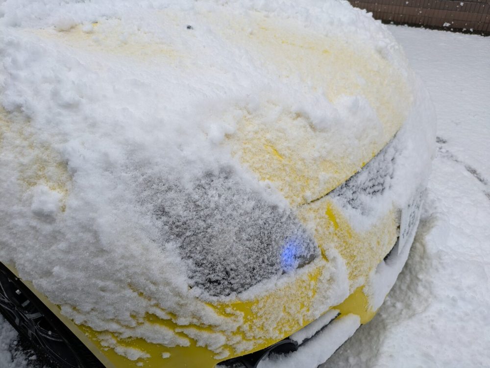 以前のハロゲンランプはけっこうな熱を発していたので解かすことができたが、LEDはそのまま。意識して落としておく。