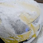 以前のハロゲンランプはけっこうな熱を発していたので解かすことができたが、LEDはそのまま。意識して落としておく。