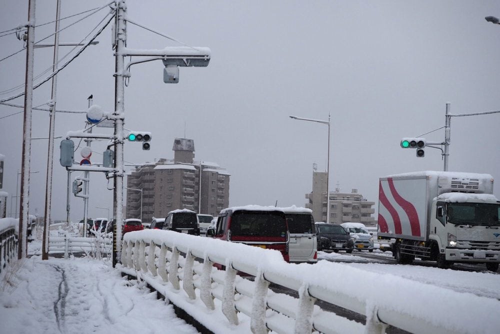 橋の上だけ凍っていることはあるし、風が強いこともある。周囲や路面を意識した運転を心がけたい。