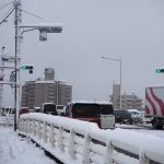 橋の上だけ凍っていることはあるし、風が強いこともある。周囲や路面を意識した運転を心がけたい。
